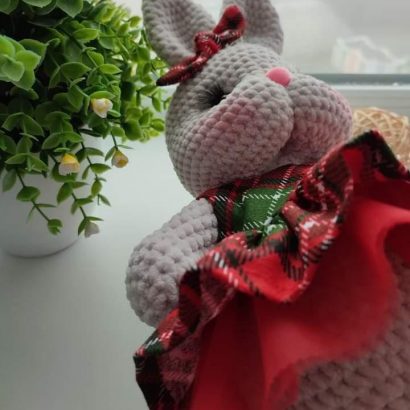 Новорічна велика іграшка кролик зайка в святковій сукні