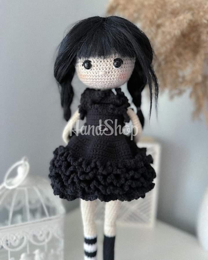 Популярна в'язана лялька з серіалу Wednesday Addams Популярна в'язана лялька з серіалу Wednesday Addams
