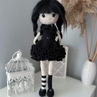 Популярна в'язана лялька з серіалу Wednesday Addams