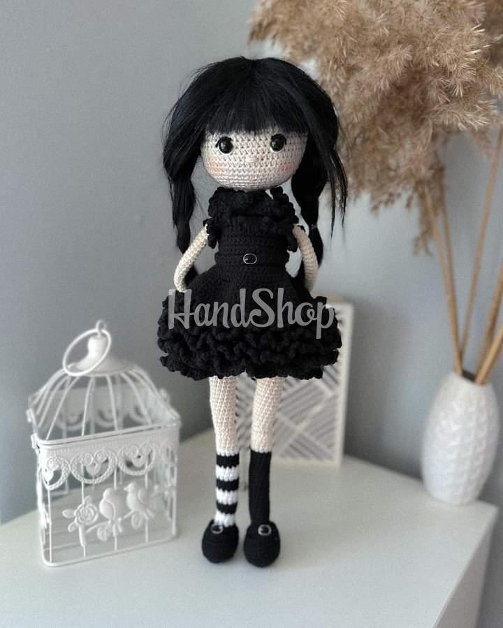 Популярна в'язана лялька з серіалу Wednesday Addams Популярна в'язана лялька з серіалу Wednesday Addams