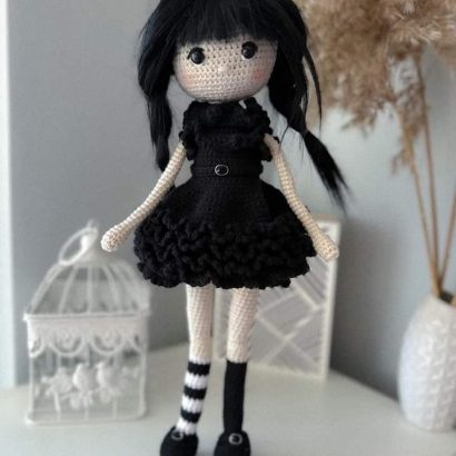 Популярна в'язана лялька з серіалу Wednesday Addams