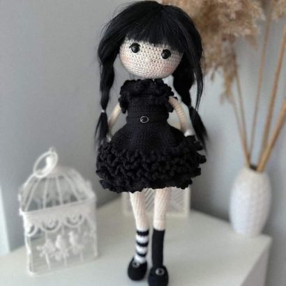 Популярна в'язана лялька з серіалу Wednesday Addams