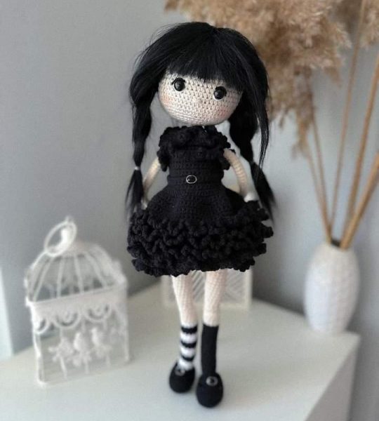 Популярна в'язана лялька з серіалу Wednesday Addams