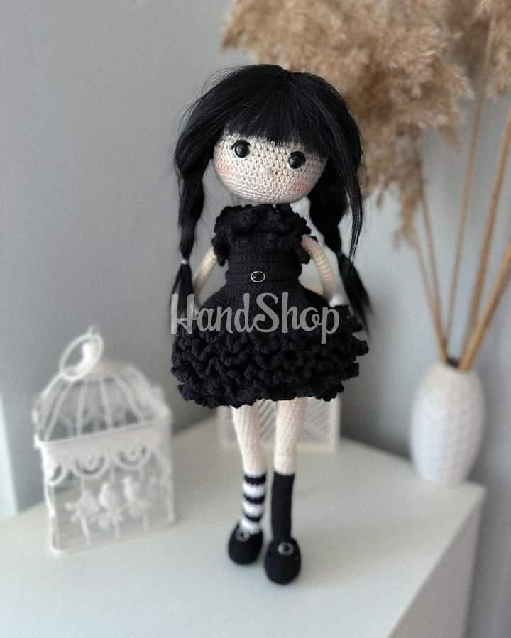 Популярна в'язана лялька з серіалу Wednesday Addams Популярна в'язана лялька з серіалу Wednesday Addams