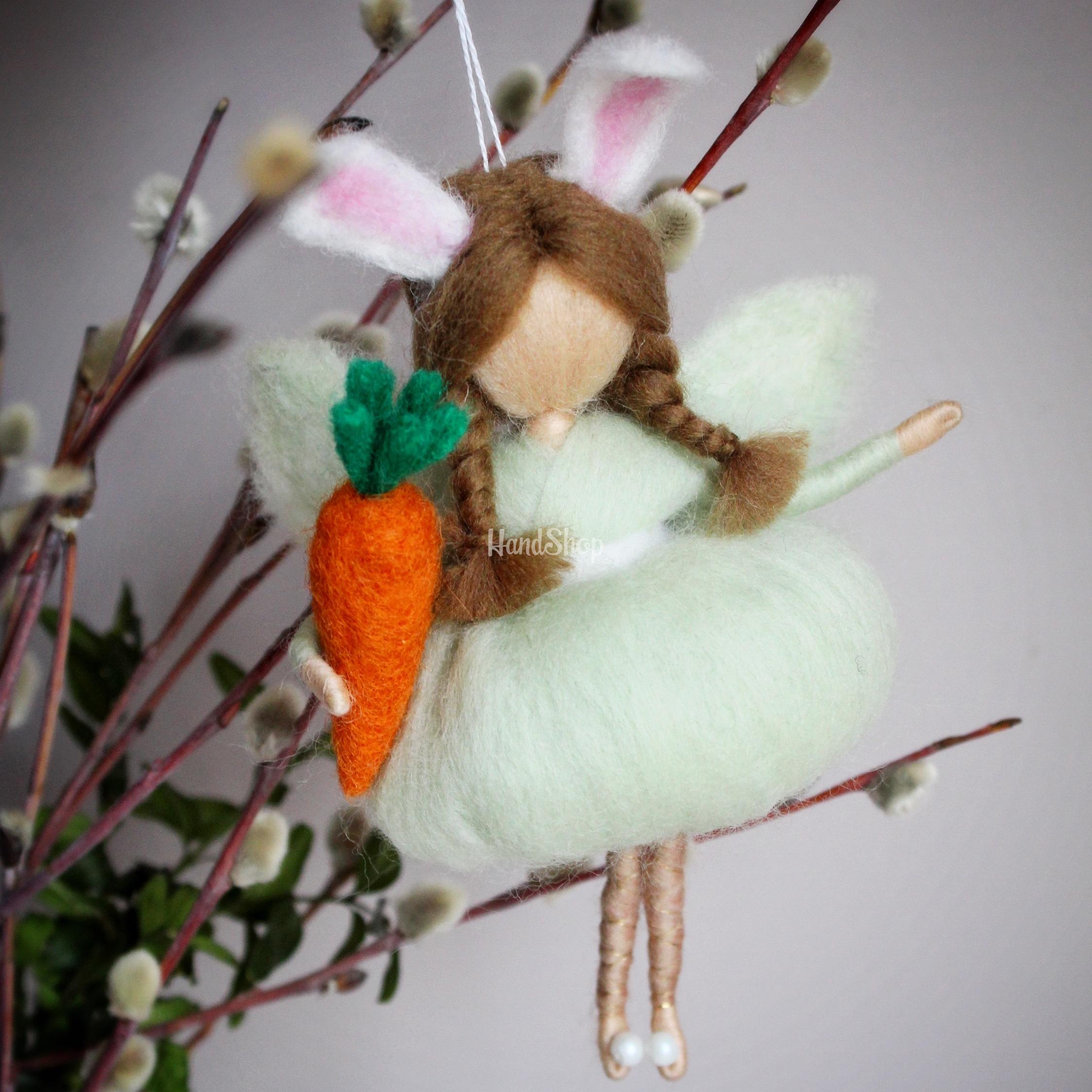 Лялька янгол блондинка у рожевій сукні з морквинкою Лялька янгол блондинка у рожевій сукні з морквинкою