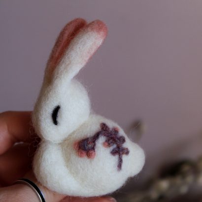 Брошка білий кролик зайчик сувенір на Великдень 2023