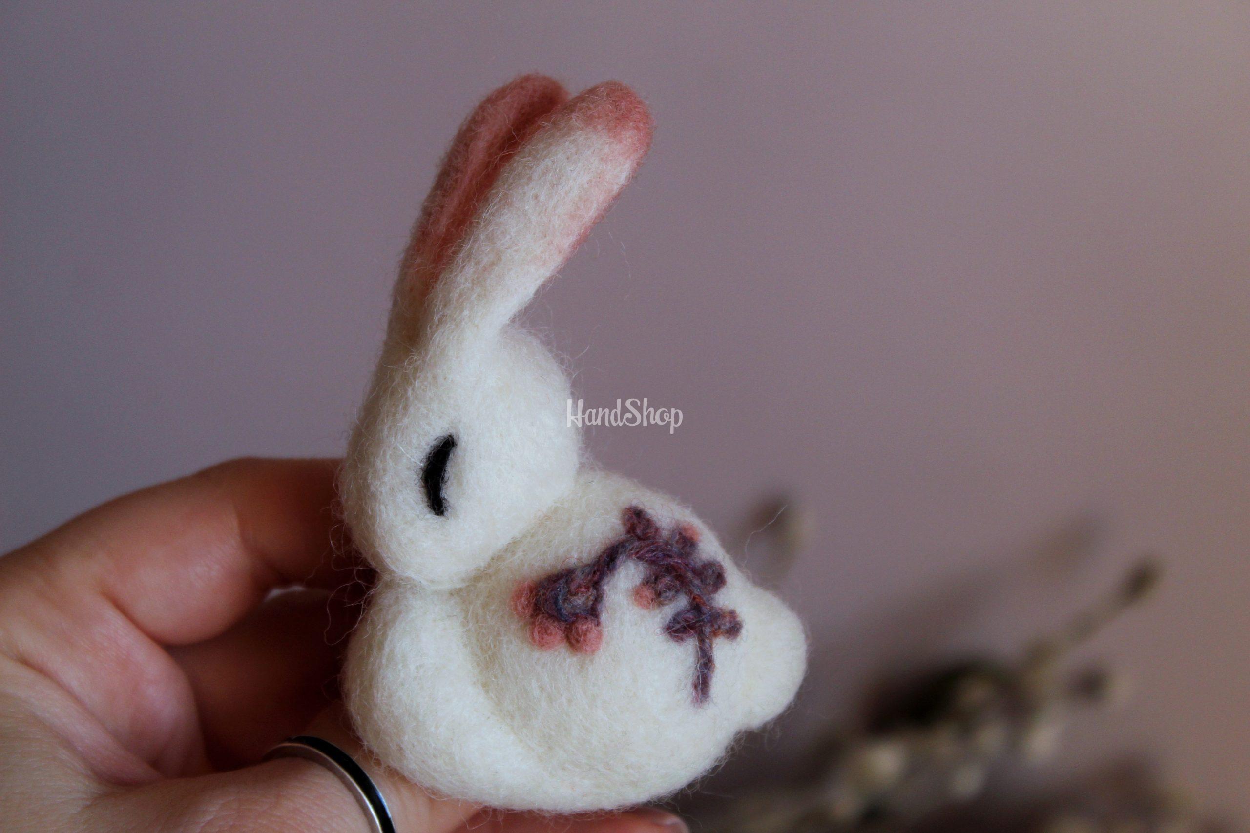 Брошка білий кролик зайчик сувенір на Великдень 2023 Брошка білий кролик зайчик сувенір на Великдень 2023