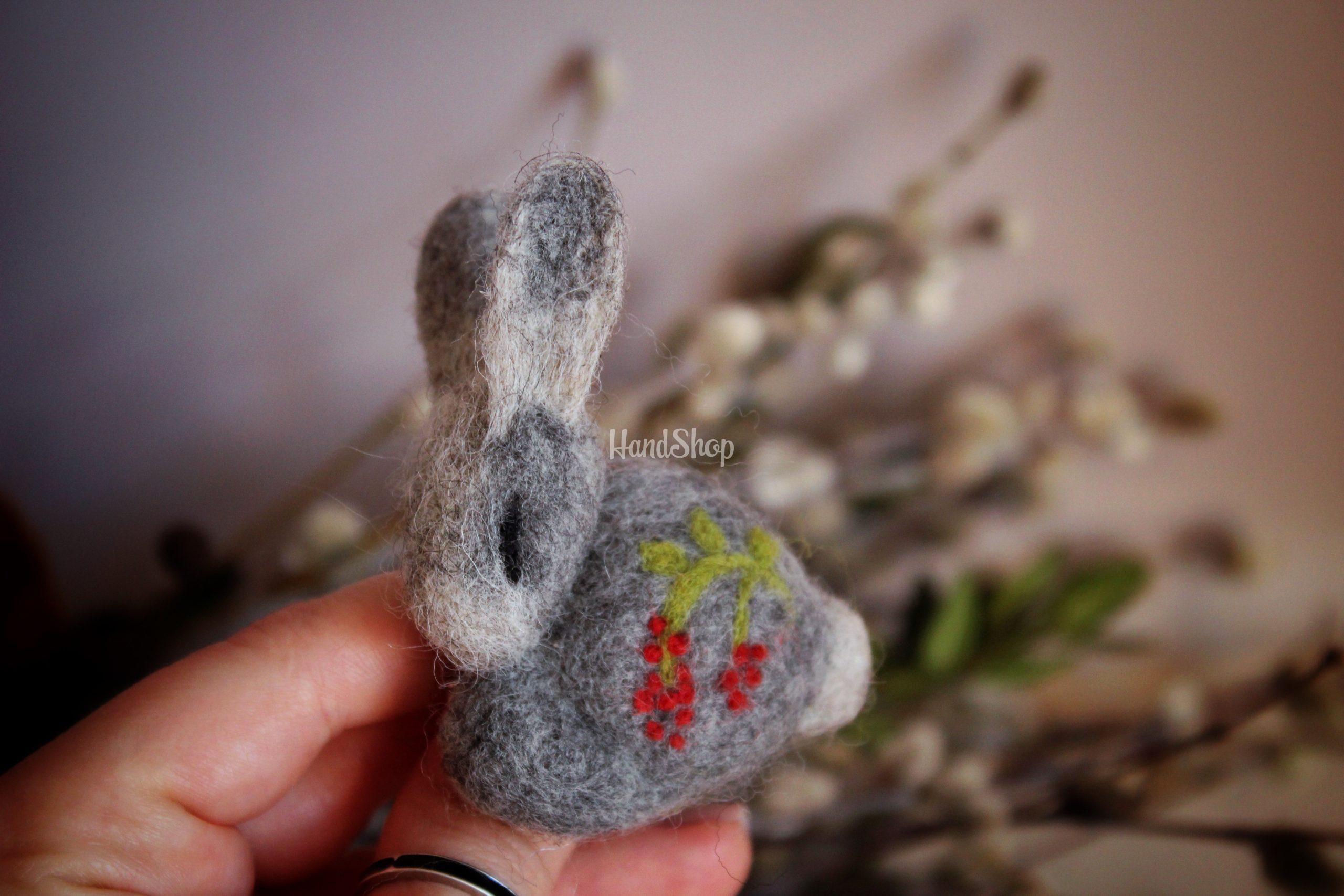 Сірий кролик зайчик брошка на Великдень 2023 Сірий кролик зайчик брошка на Великдень 2023