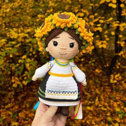 Патріотична сувенірна в’язана лялька віночок квіти соняшники