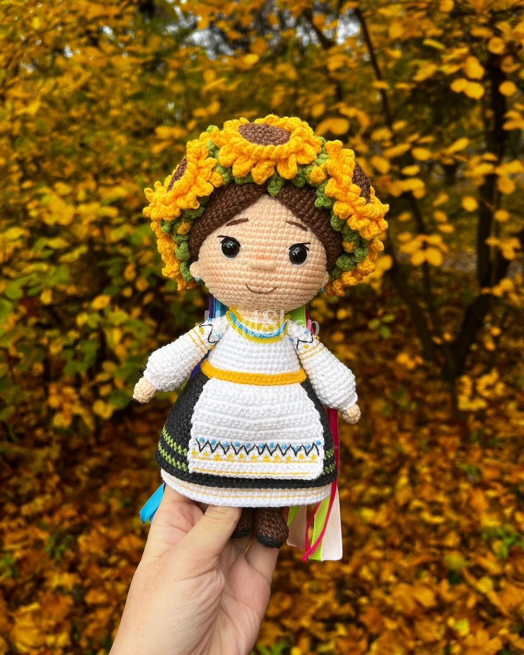 Патріотична сувенірна в’язана лялька віночок квіти соняшники Патріотична сувенірна в’язана лялька віночок квіти соняшники