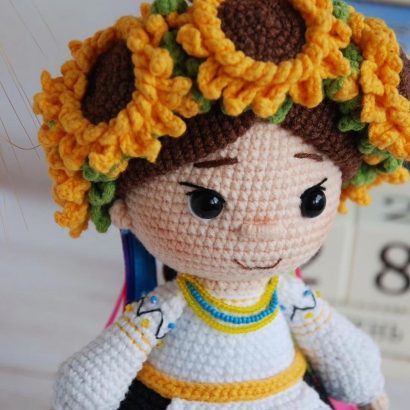 Патріотична сувенірна в’язана лялька віночок квіти соняшники
