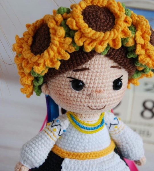 Патріотична сувенірна в’язана лялька віночок квіти соняшники