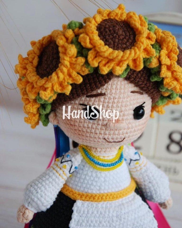 Патриотическая вязаная кукла венок подсолнухи сувенир — фото 2
