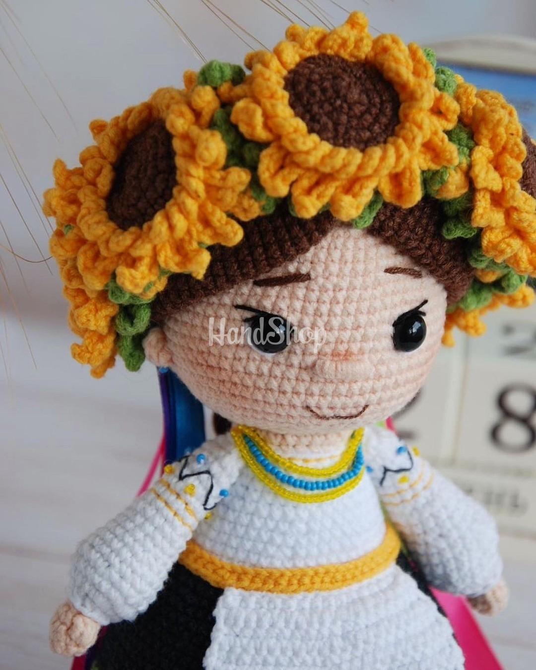 Патріотична сувенірна в’язана лялька віночок квіти соняшники Патріотична сувенірна в’язана лялька віночок квіти соняшники