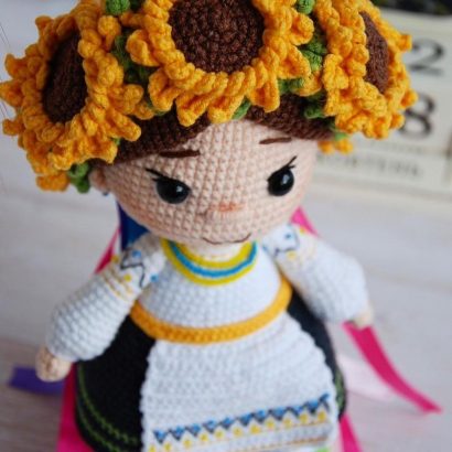 Патріотична сувенірна в’язана лялька віночок квіти соняшники