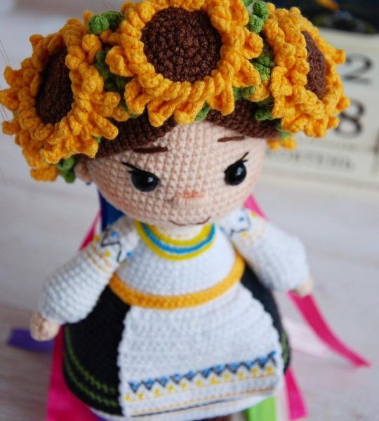 Патріотична сувенірна в’язана лялька віночок квіти соняшники
