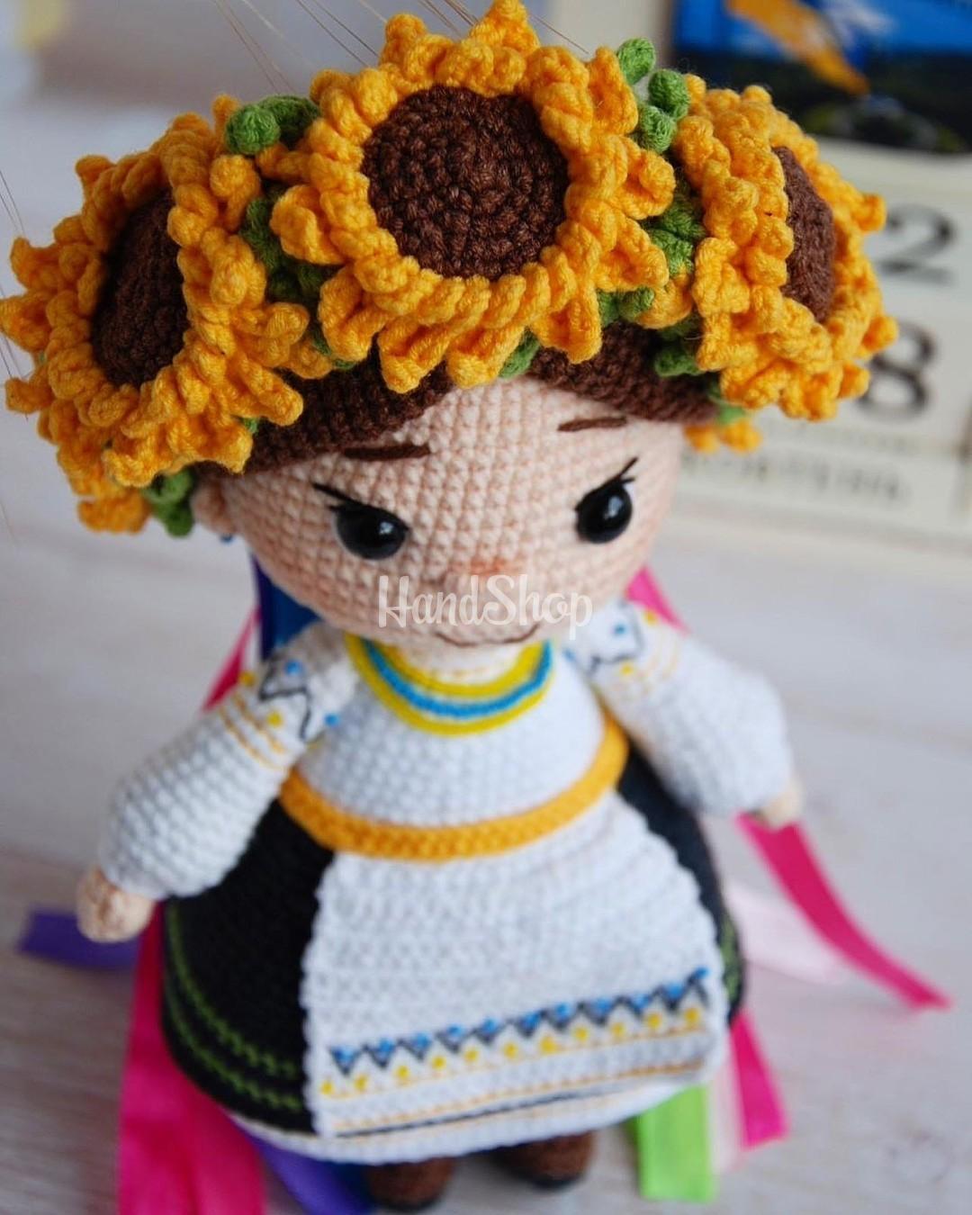 Патріотична сувенірна в’язана лялька віночок квіти соняшники Патріотична сувенірна в’язана лялька віночок квіти соняшники