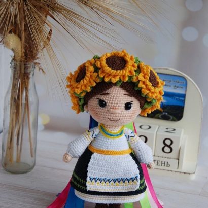 Патріотична сувенірна в’язана лялька віночок квіти соняшники