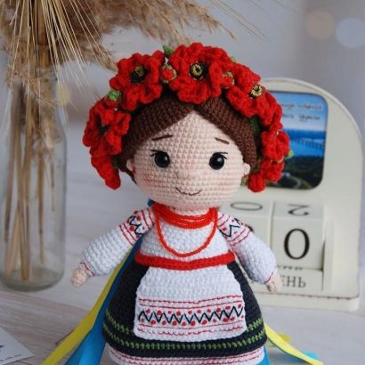 Сувенірна в’язана лялька крючком україночка віночок квіти маки