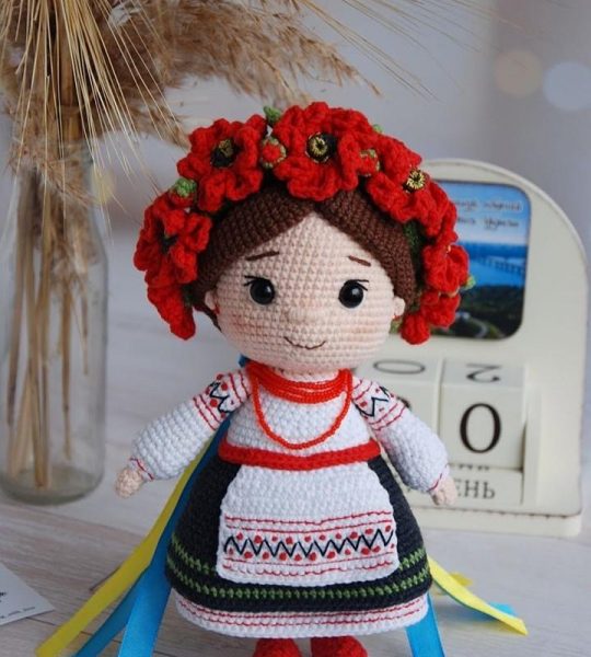 Сувенірна в’язана лялька крючком україночка віночок квіти маки