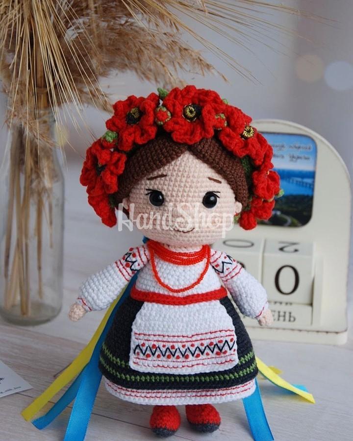 Сувенірна в’язана лялька крючком україночка віночок квіти маки Сувенірна в’язана лялька крючком україночка віночок квіти маки