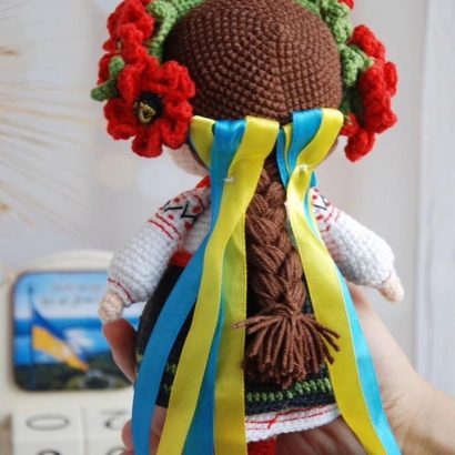 Сувенірна в’язана лялька крючком україночка віночок квіти маки