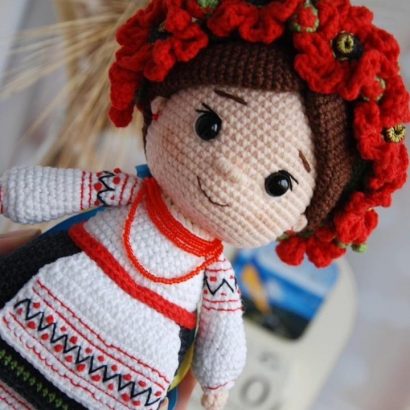 Сувенірна в’язана лялька крючком україночка віночок квіти маки