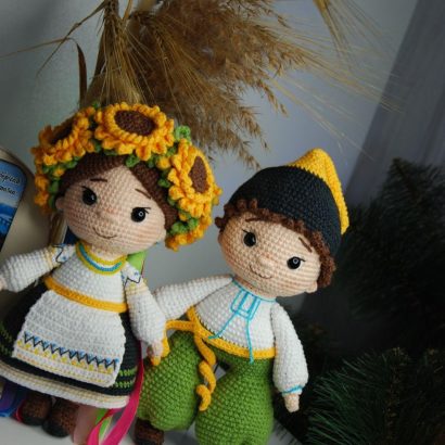 Пара авторських в'язаних ляльок українців на весілля