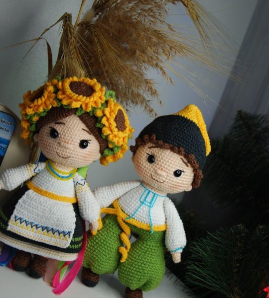Пара авторських в'язаних ляльок українців на весілля