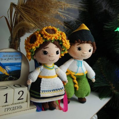 Пара авторських в'язаних ляльок українців на весілля