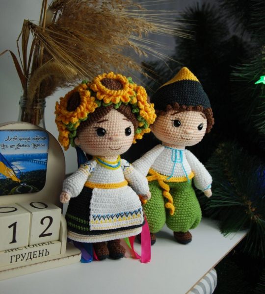 Пара авторських в'язаних ляльок українців на весілля