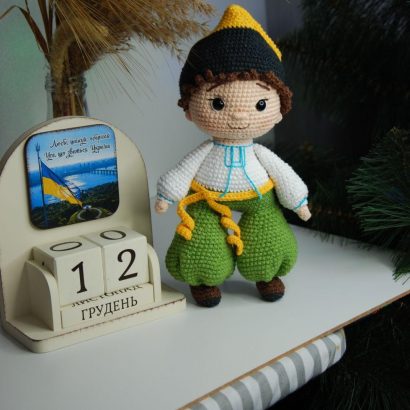 Іграшка український парубок козак у вишиванці та зелених шароварах