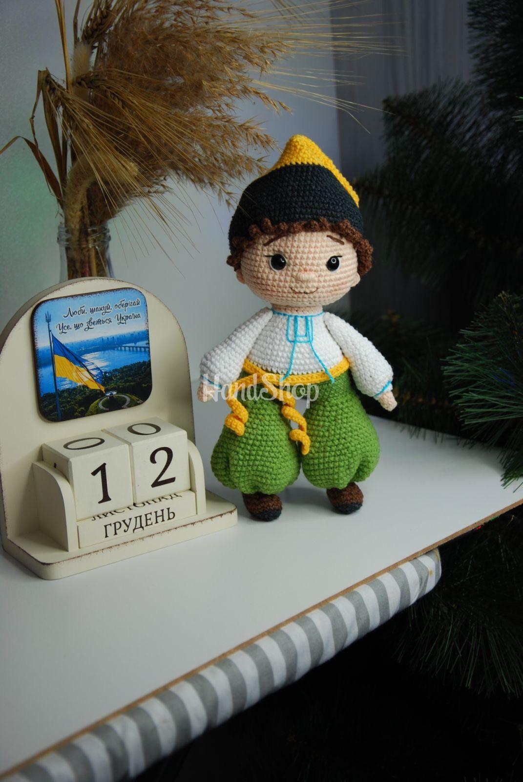 Іграшка український парубок козак у вишиванці та зелених шароварах Іграшка український парубок козак у вишиванці та зелених шароварах