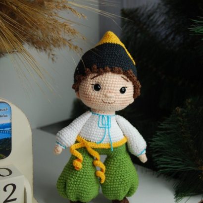 Іграшка український парубок козак у вишиванці та зелених шароварах