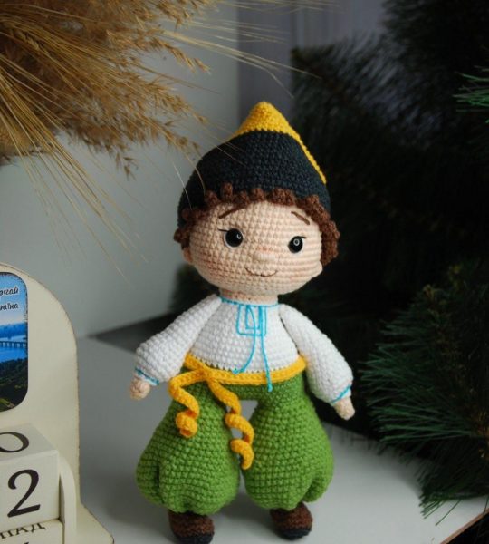 Іграшка український парубок козак у вишиванці та зелених шароварах