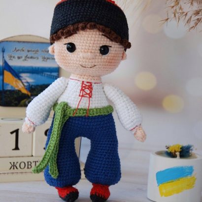 Іграшка молодий козак у вишиванці та шароварах
