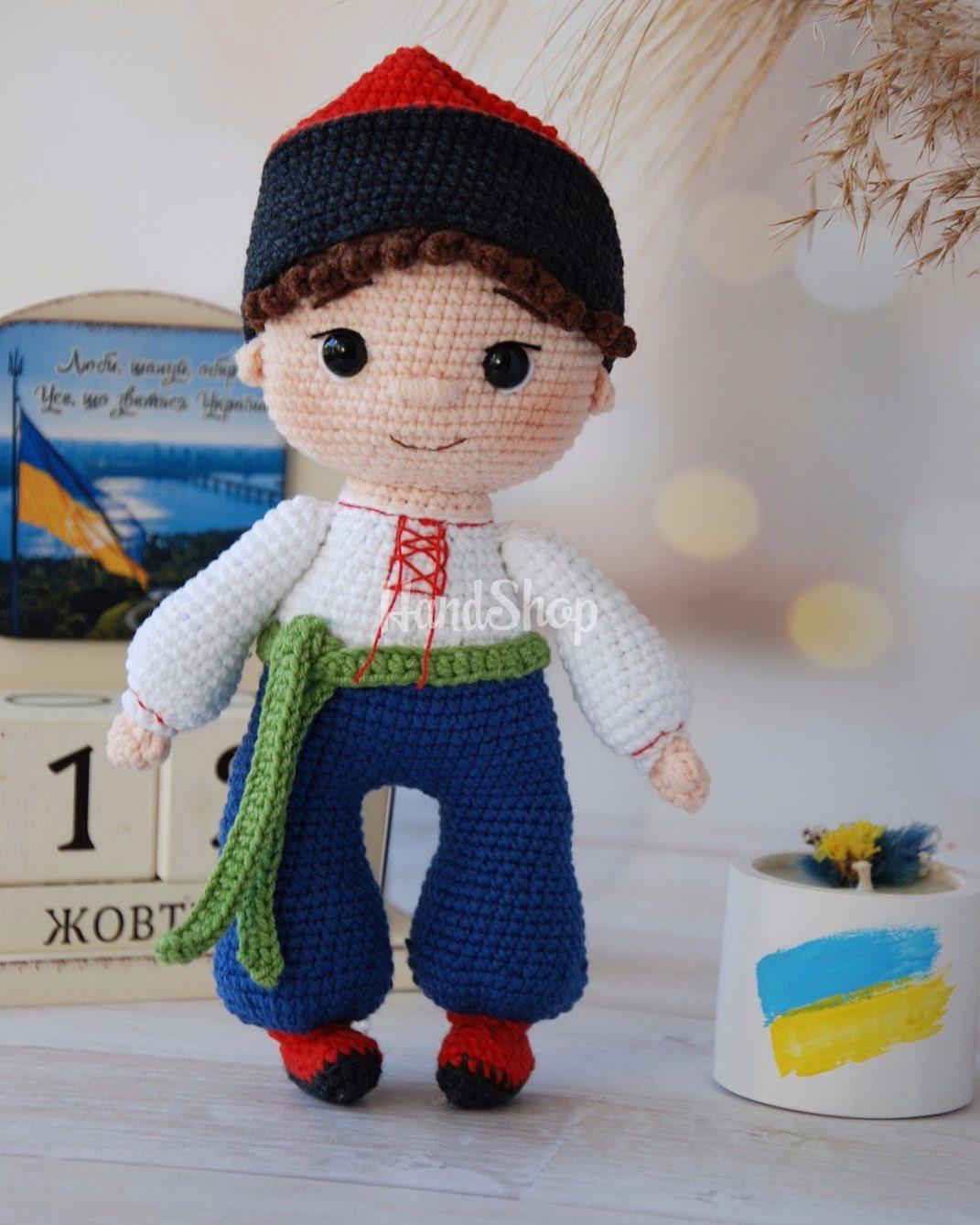 Іграшка молодий козак у вишиванці та шароварах Іграшка молодий козак у вишиванці та шароварах