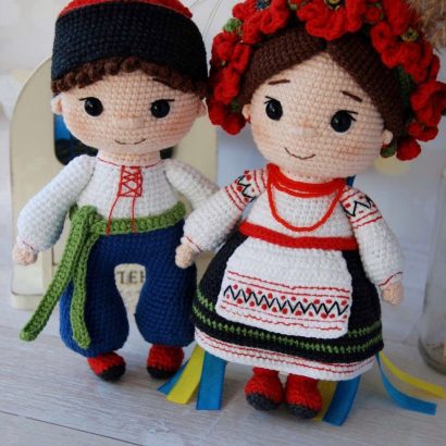 Пара в’язаних ляльок українців в національних костюмах