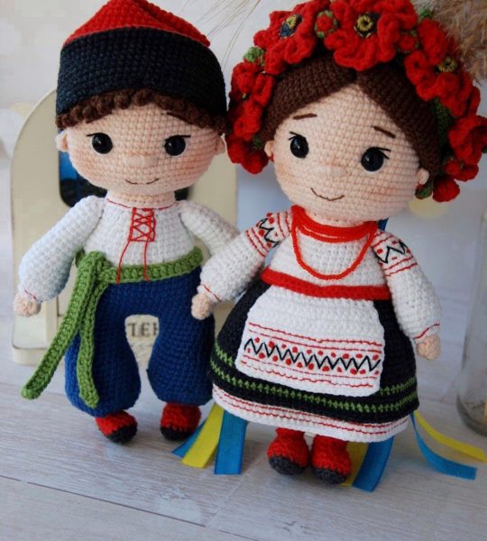 Пара в’язаних ляльок українців в національних костюмах