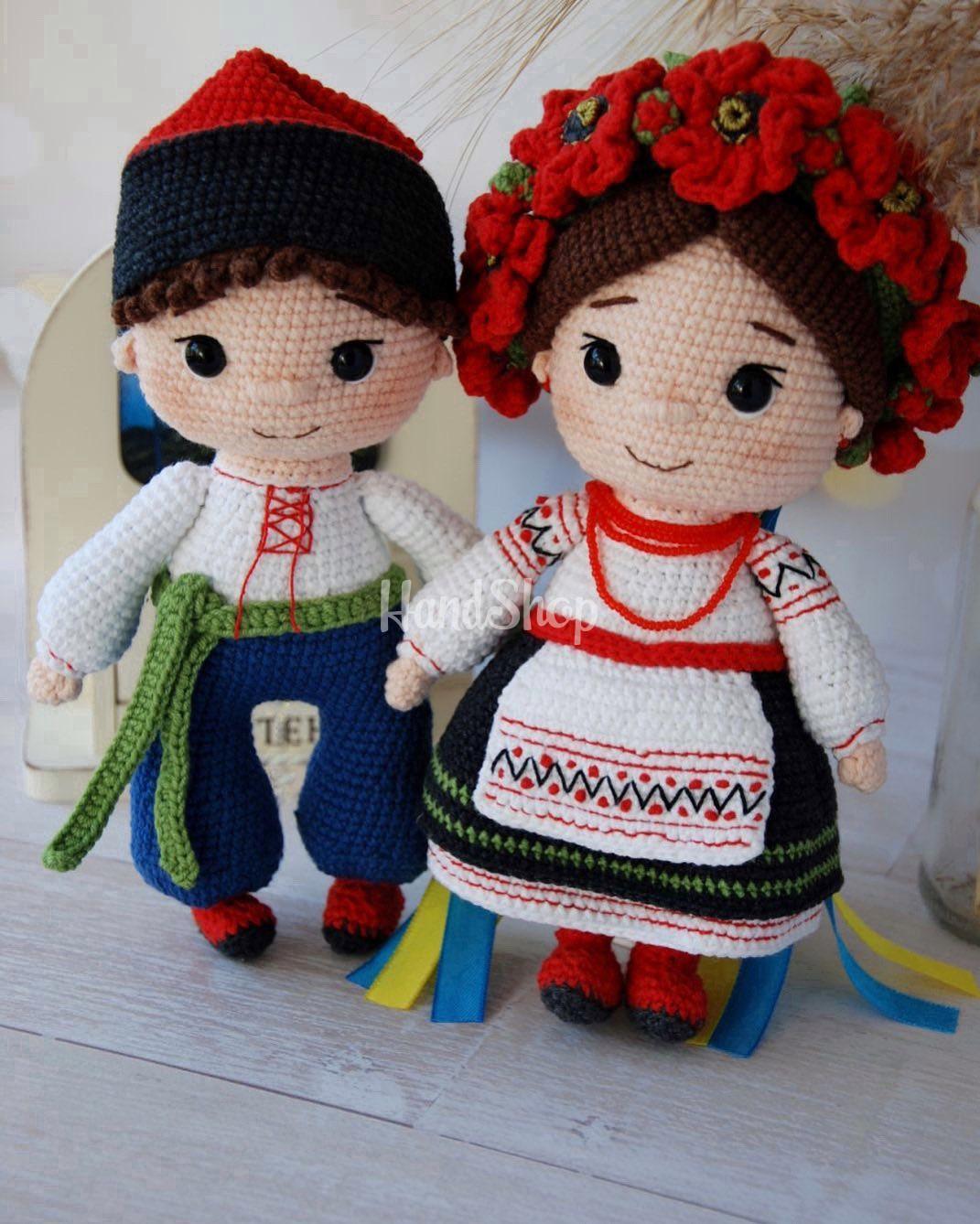Пара в’язаних ляльок українців в національних костюмах Пара в’язаних ляльок українців в національних костюмах