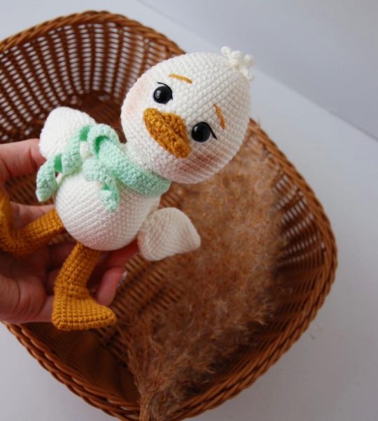 Авторська іграшка біле маленьке каченятко з шаликом