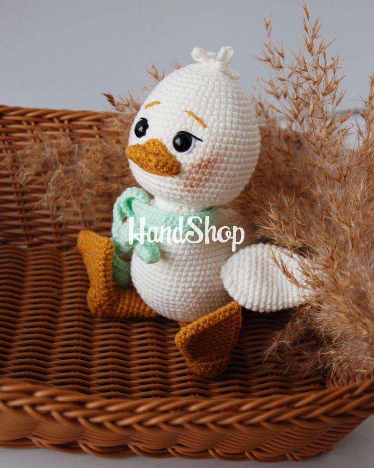 Вязаная игрушка белый маленький утенок с шарфом — фото 3