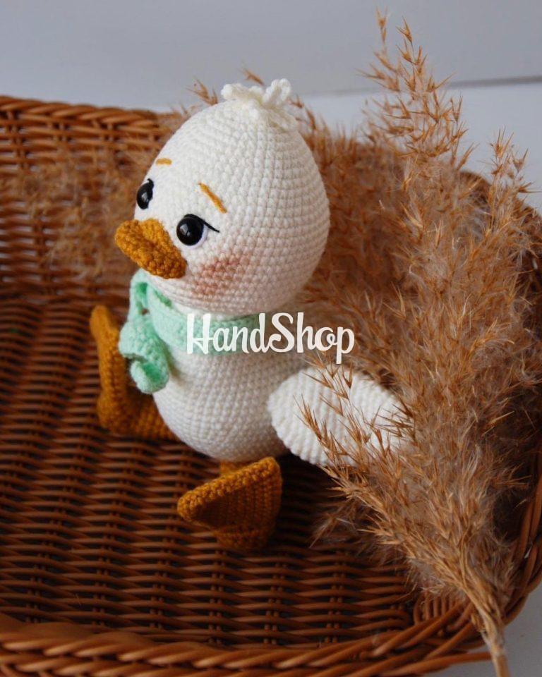Вязаная игрушка белый маленький утенок с шарфом — фото 4