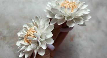 Ніжність і стиль: резинки для волосся з квітами жоржини з фоамірану - акцент неповторного образу