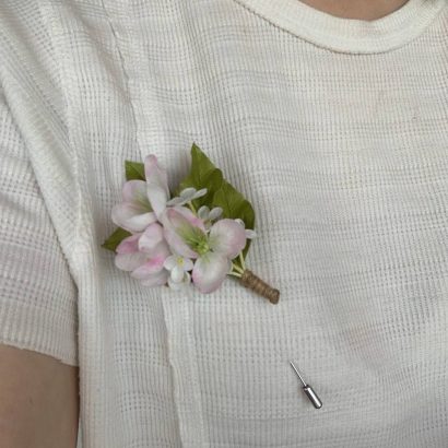 Жіноча брошка яблуневий цвіт з фоамірану ручна робота