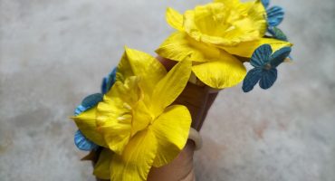 Феєрична краса: резинки з квітами жовті нарциси з фоамірану - чудовий акцент на випускному