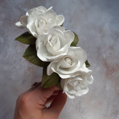 Жіночий обруч для волосся з квітами білі троянди фоаміран