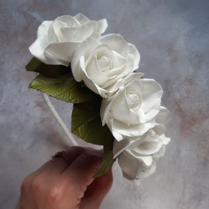 Жіночий обруч для волосся з квітами білі троянди фоаміран