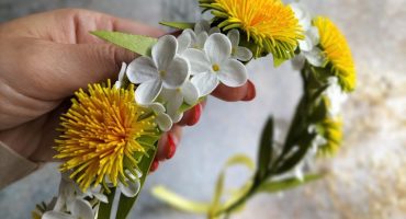 Барвистий світ квітів: літній віночок з кульбабками та бузками для вашого незабутнього образу