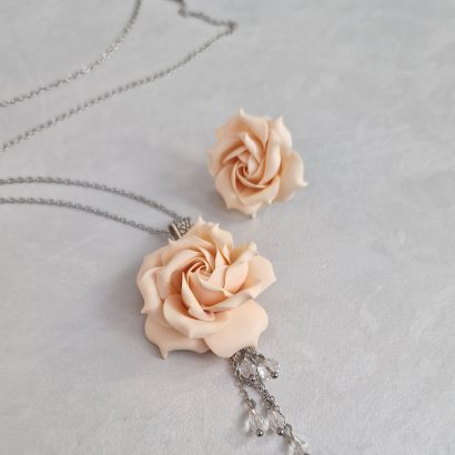 Кулон із полімерної глини кремова троянда з бусинками